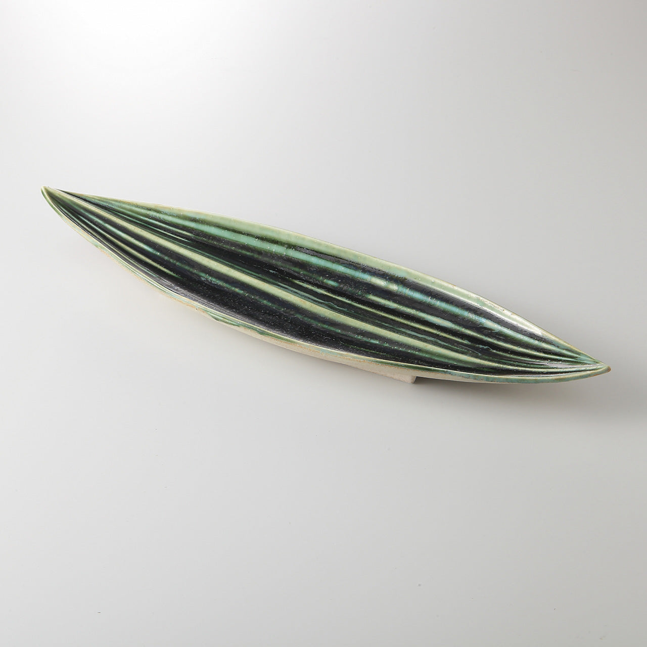 織部塗分 葉型皿 43.5×11.7×4.3cm