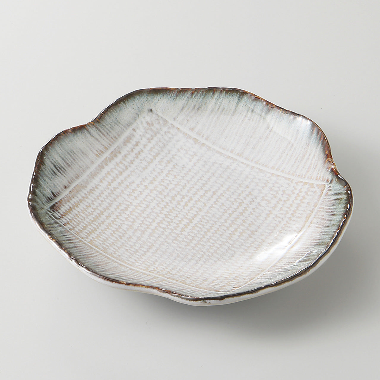 渕黒白均窯 花形取皿 15.8×3cm