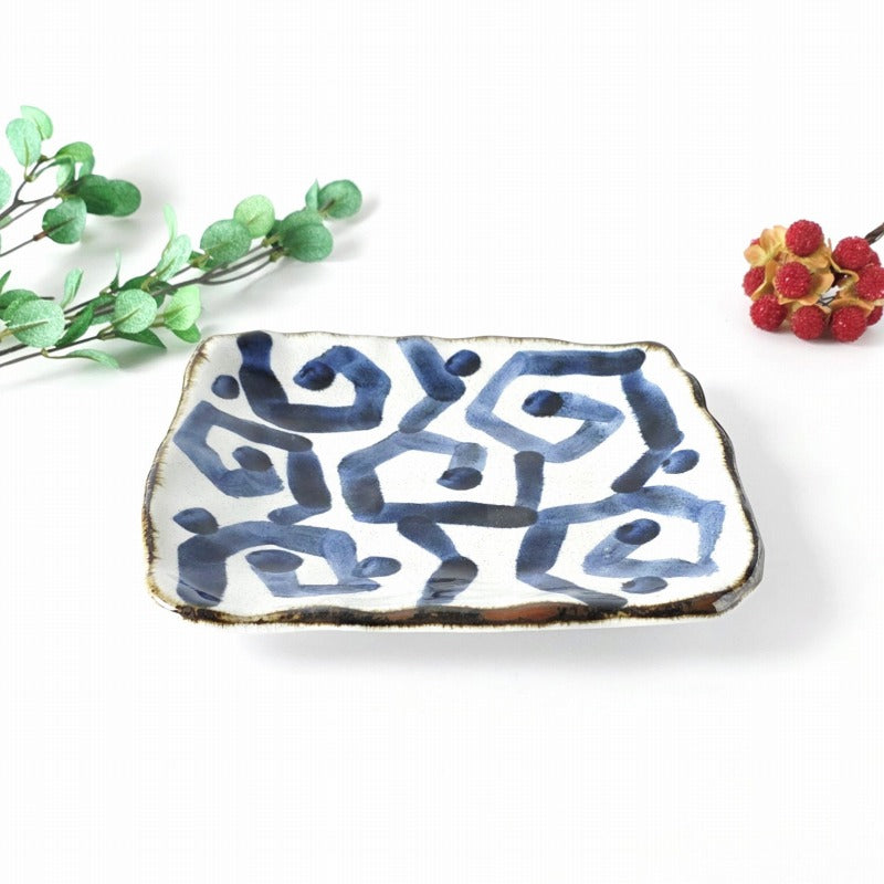 美濃焼 どこか懐かしく食卓にちょうどいい 藍のうず太唐草 たたき皿 | 一品を印象づける 渦模様のたたき皿 ( 角皿 / 変形皿 )