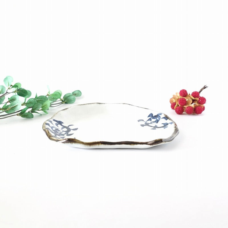 美濃焼 染付のやさしさがちょうどいい 紺からくさ 半月皿 [ 変形皿/前菜皿 ] 食卓に動きが出る 半月のおかず皿