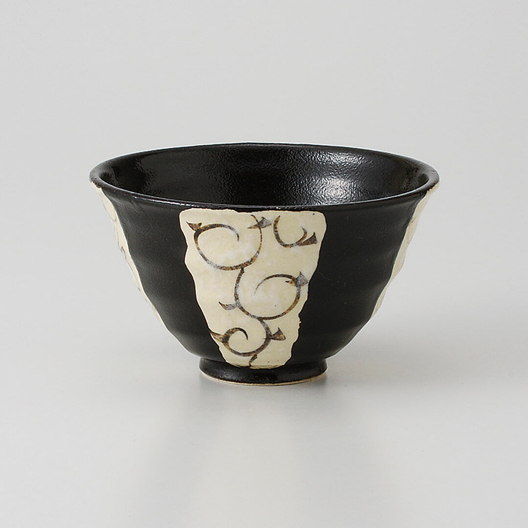 黒織部唐草 反茶碗 [ 茶碗・飯丼 ] 12.3x7cm