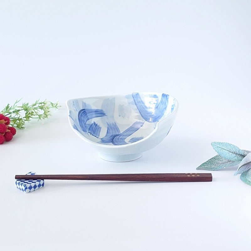 美濃焼 藍の濃淡が食卓でさりげなくなじむ 藍彩 片切変形向付 | 一品が引き立つ 変形の中鉢 ( 向付 / 変形 )