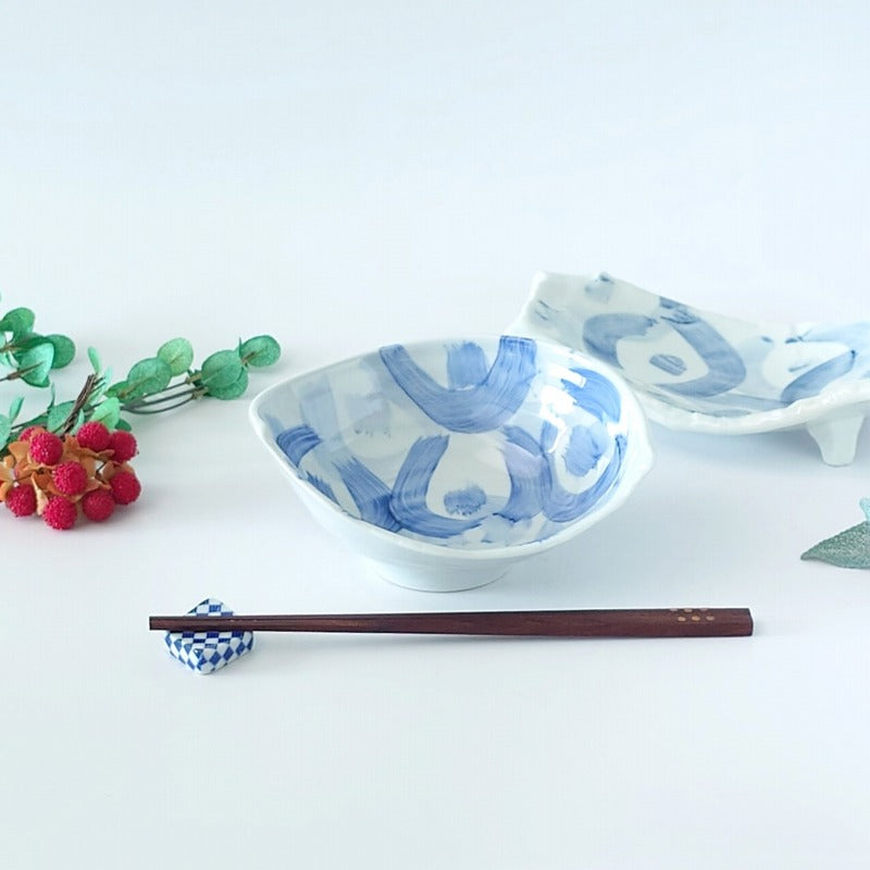 美濃焼 藍の濃淡が食卓でさりげなくなじむ 藍彩 片切変形向付 | 一品が引き立つ 変形の中鉢 ( 向付 / 変形 )