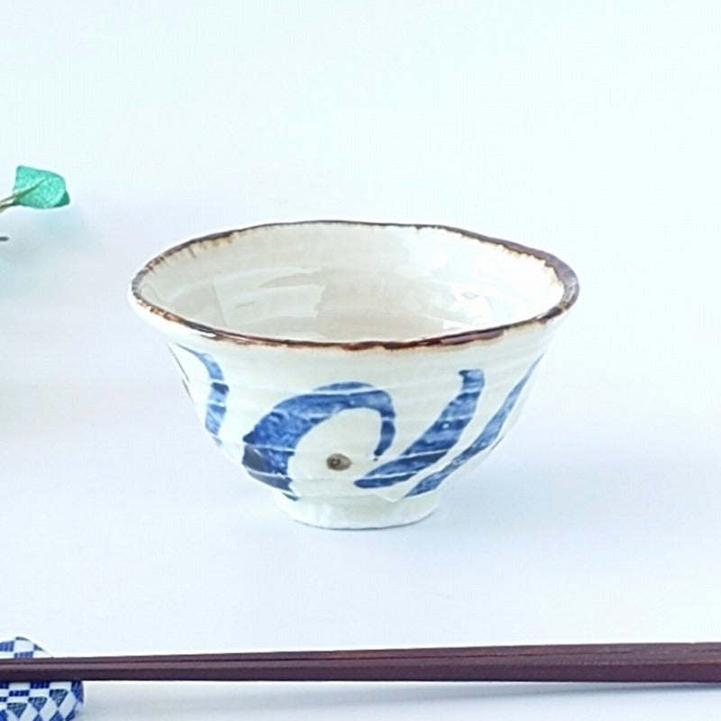 美濃焼 さりげない絵柄でいつもの食卓が少し楽しくなる くじら めし碗 [ 小丼 / めし碗 ]食卓にさりげない楽しさを添える 飯碗
