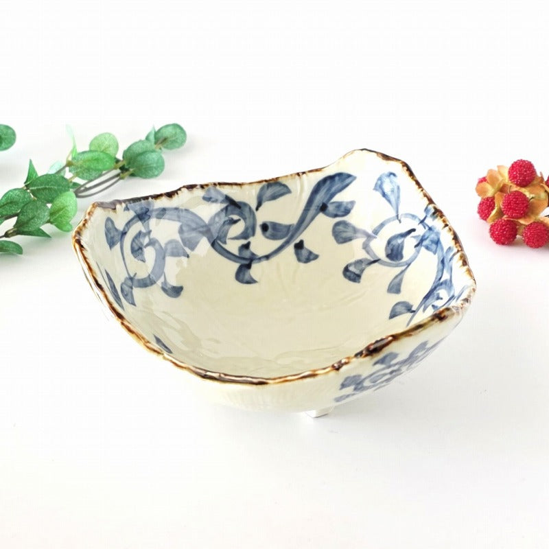 美濃焼 染付のやさしさがちょうどいい おぼろからくさ 三角鉢 [ 中鉢 / 変形鉢 ]副菜がすっきり収まる 三角の向付