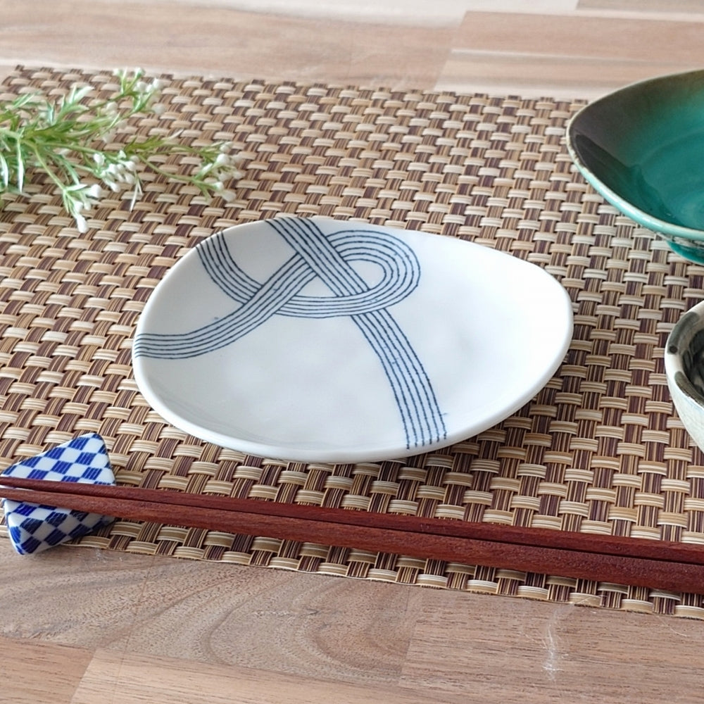 糸つむぎ結 三角4.0皿 [ 取皿・銘々皿 ] 13.7x13x2.5cm