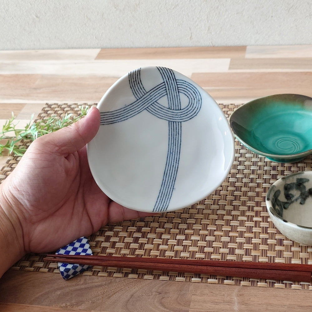 糸つむぎ結 三角4.0皿 [ 取皿・銘々皿 ] 13.7x13x2.5cm