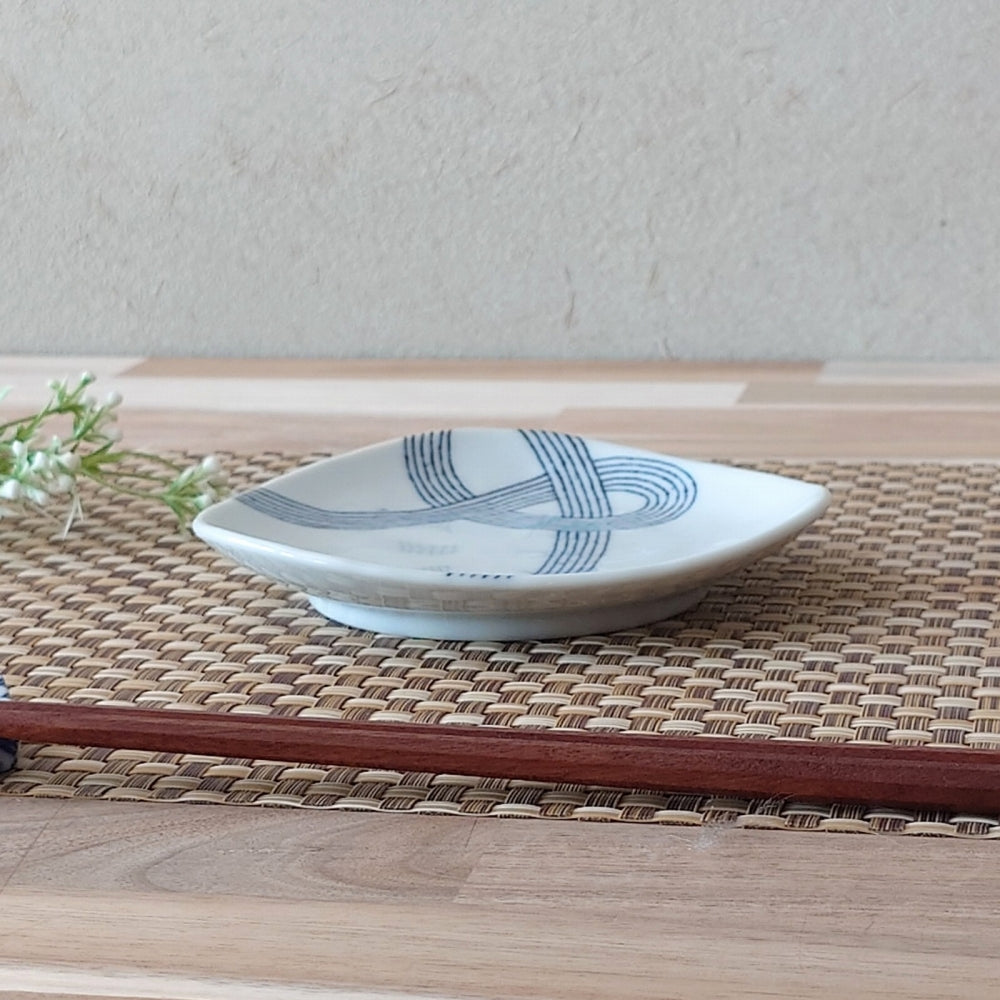 糸つむぎ結 三角4.0皿 [ 取皿・銘々皿 ] 13.7x13x2.5cm