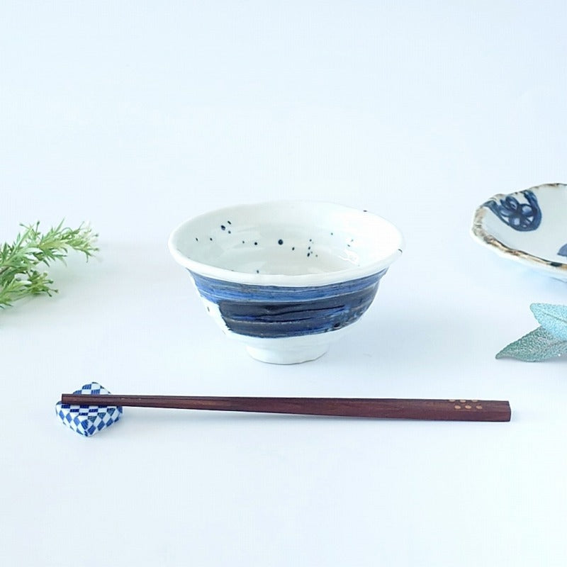 美濃焼 さりげない絵柄でいつもの食卓が少し楽しくなる 紺刷毛 飯碗 [ 小丼 / めし碗 ]気負わず使えてしっくりくる