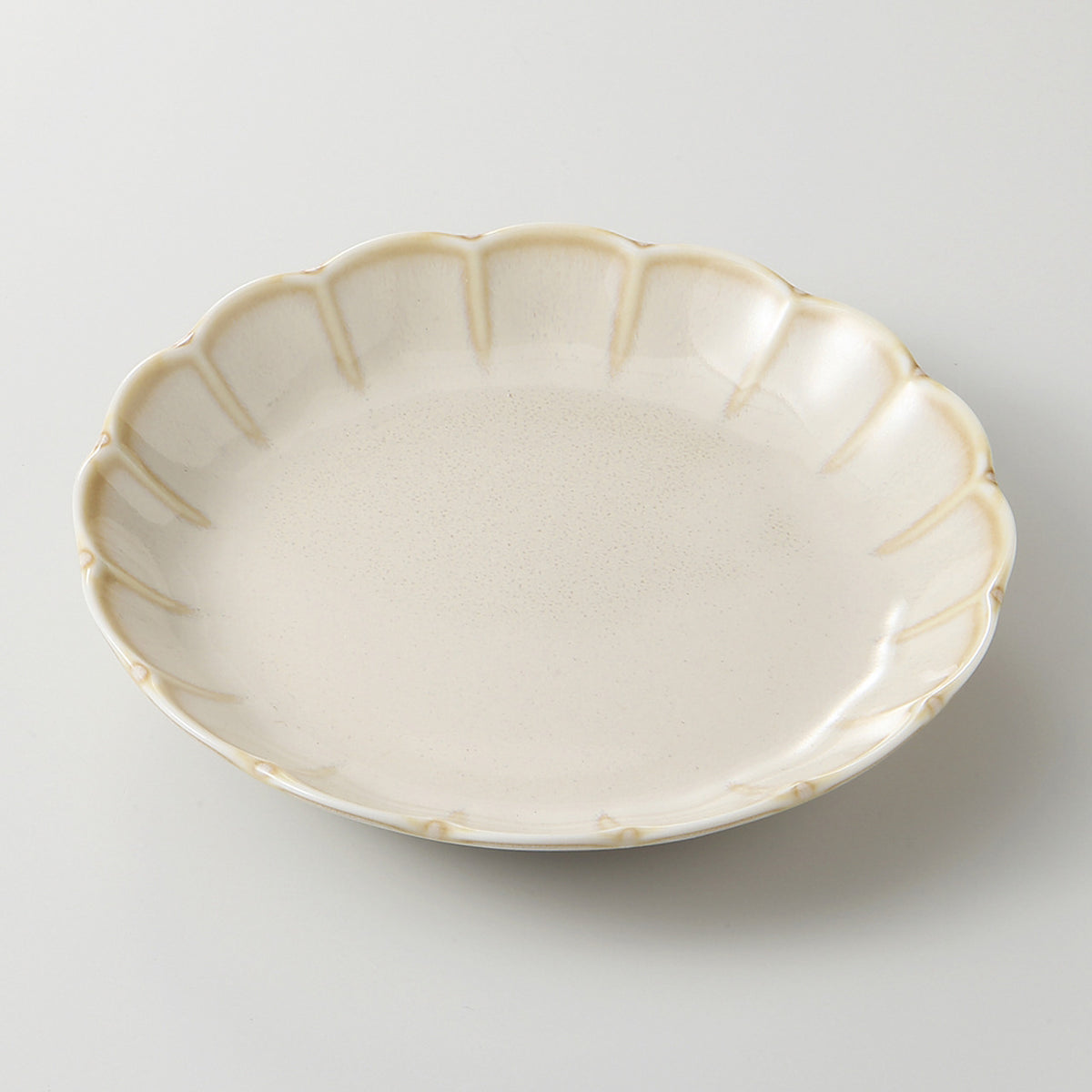 クリーム 菊型5.0皿 15.9×2.8cm