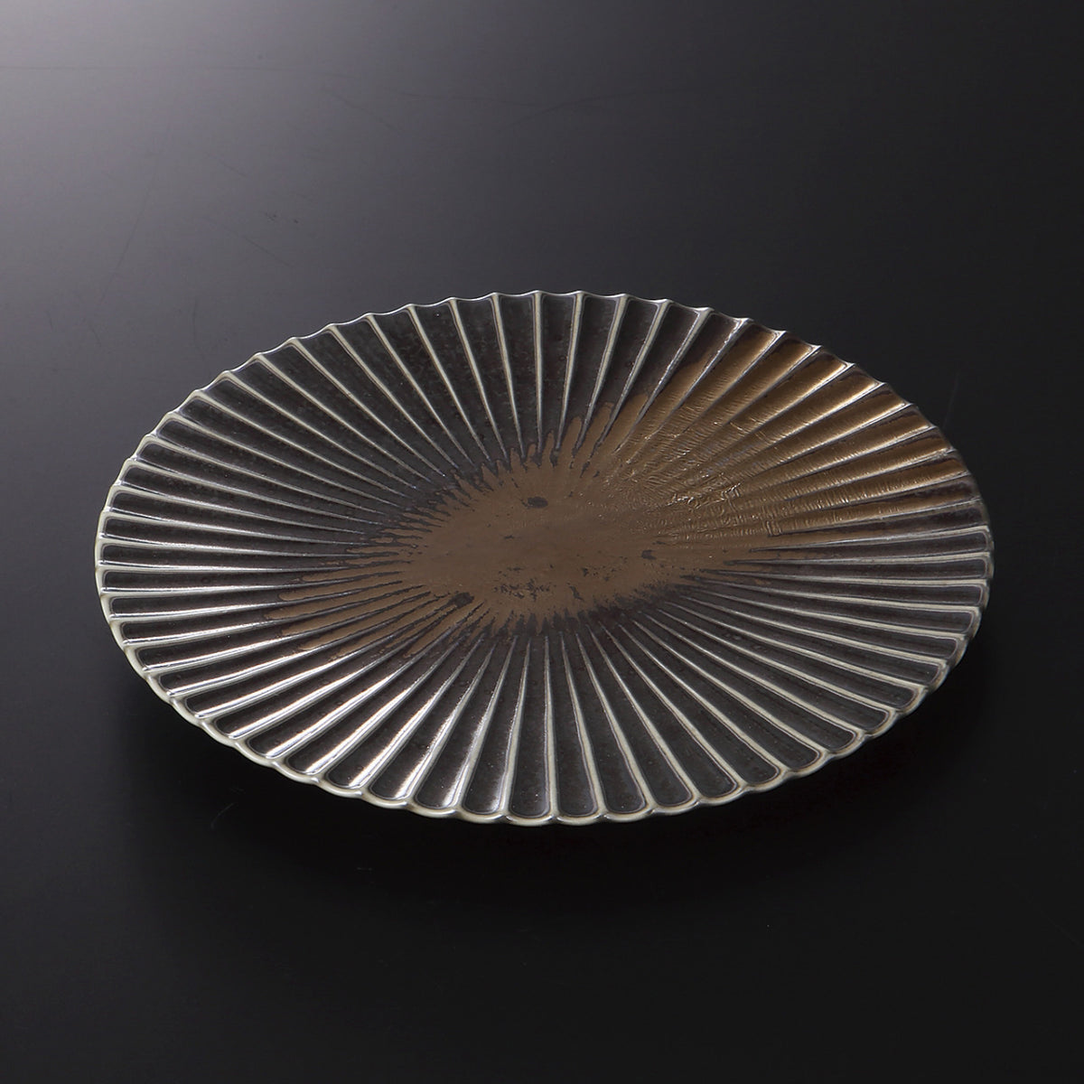 ゴールド吹き 筋彫丸皿 22×1.8cm