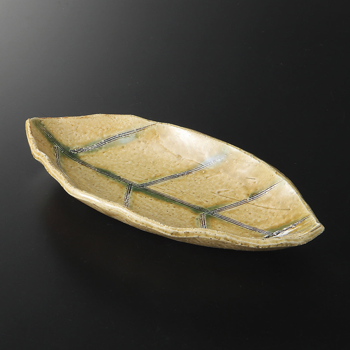 黄瀬戸 手彫葉型皿 21.5×9.2×3.5cm
