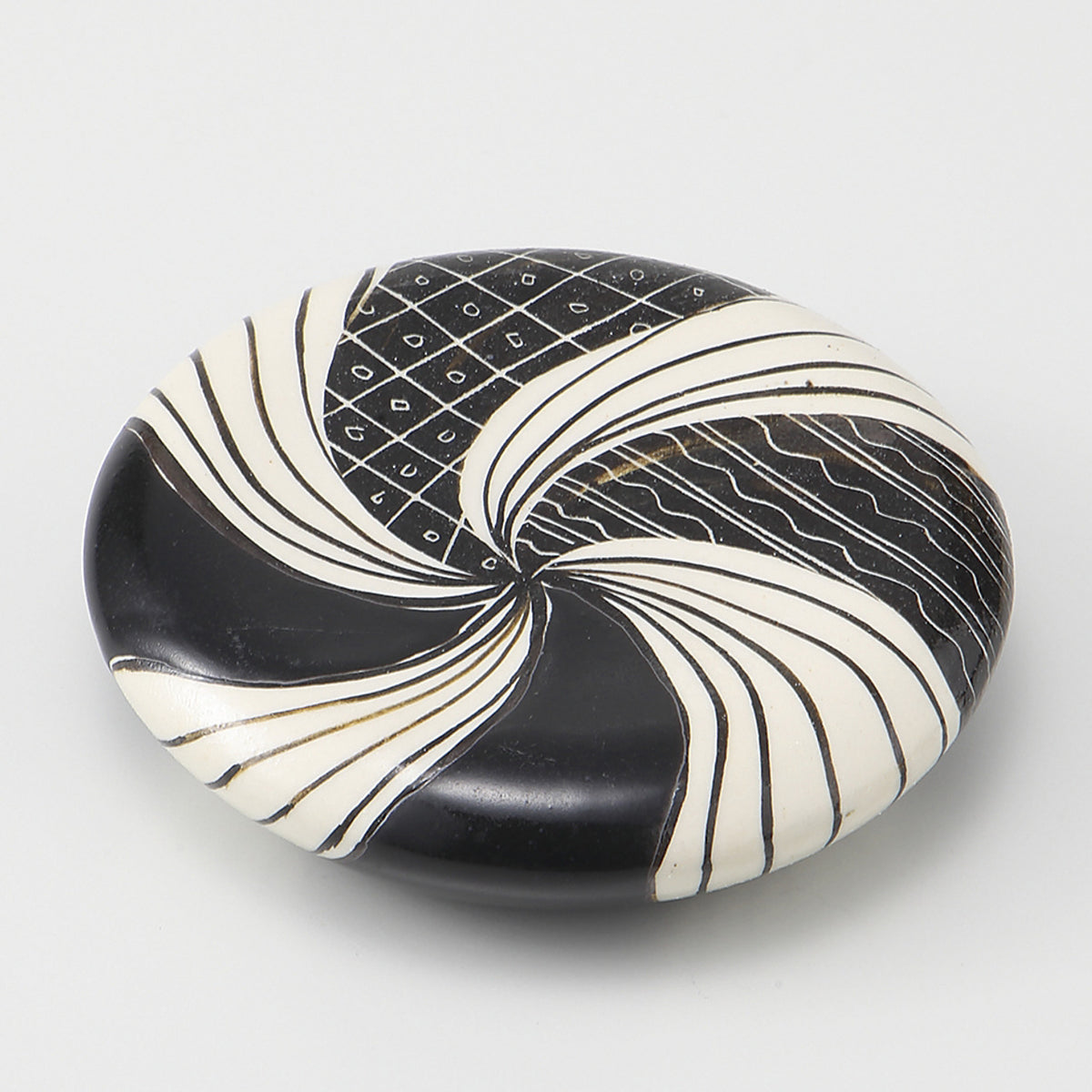 黒渦紋 丸台皿 10×2.5cm