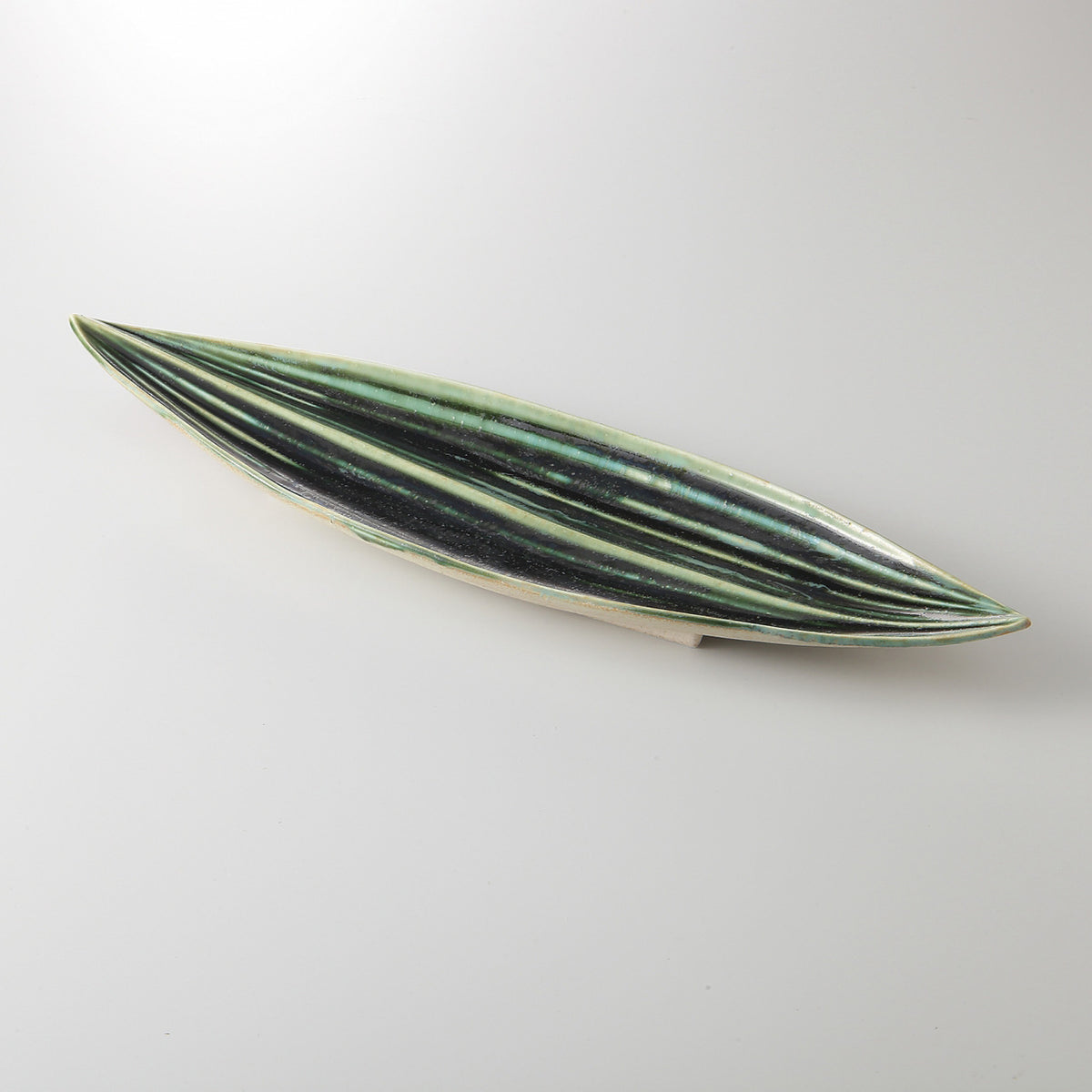 織部塗分 葉型皿 43.5×11.7×4.3cm