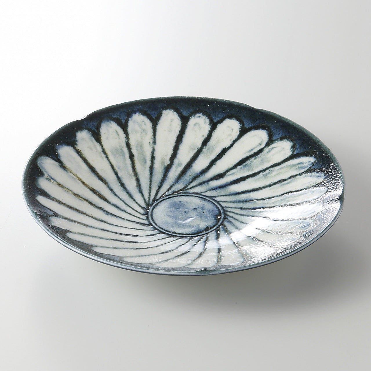 線彫菊 7寸深皿 22.3×4cm