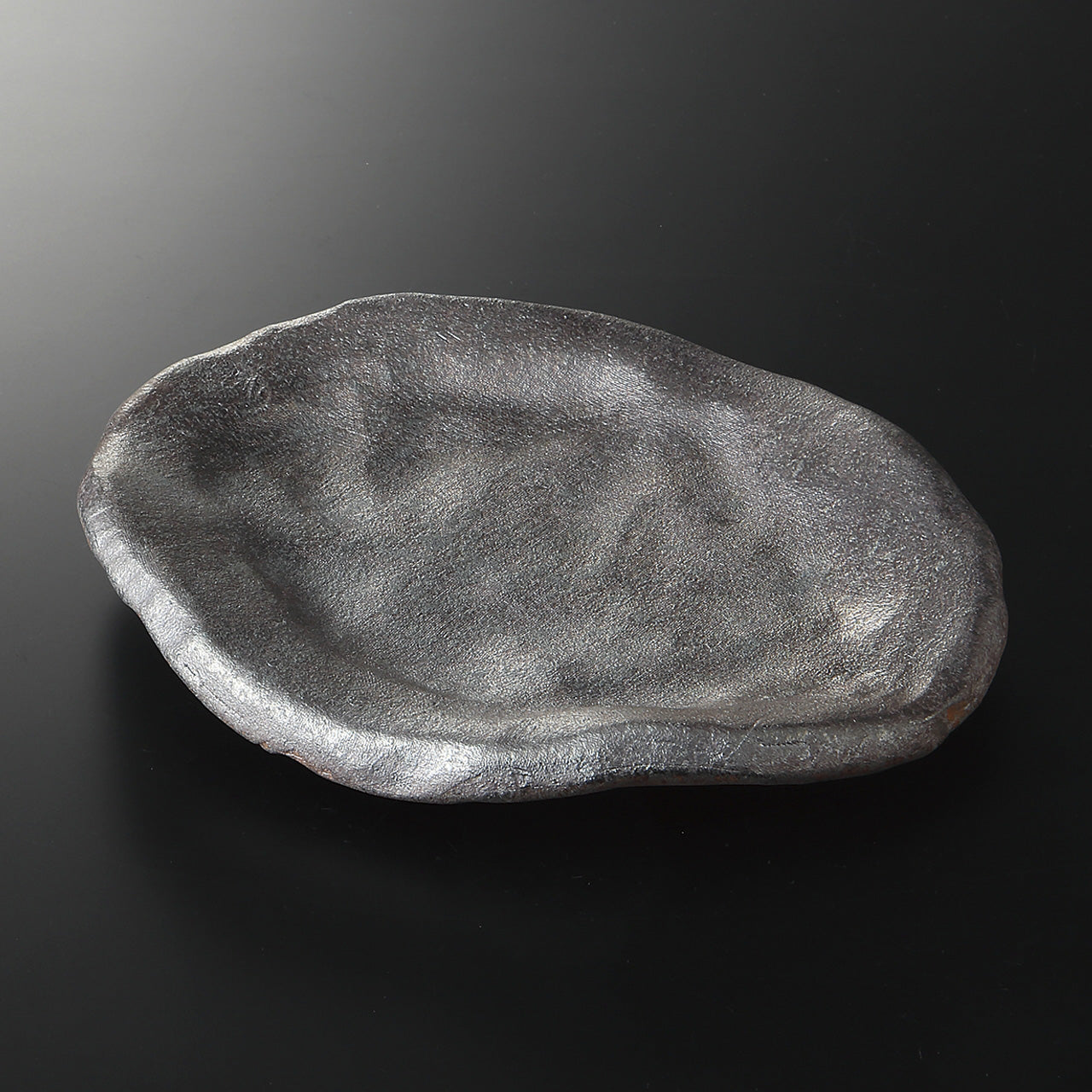 炭化金彩 手捻り皿 20×14×2.6cm