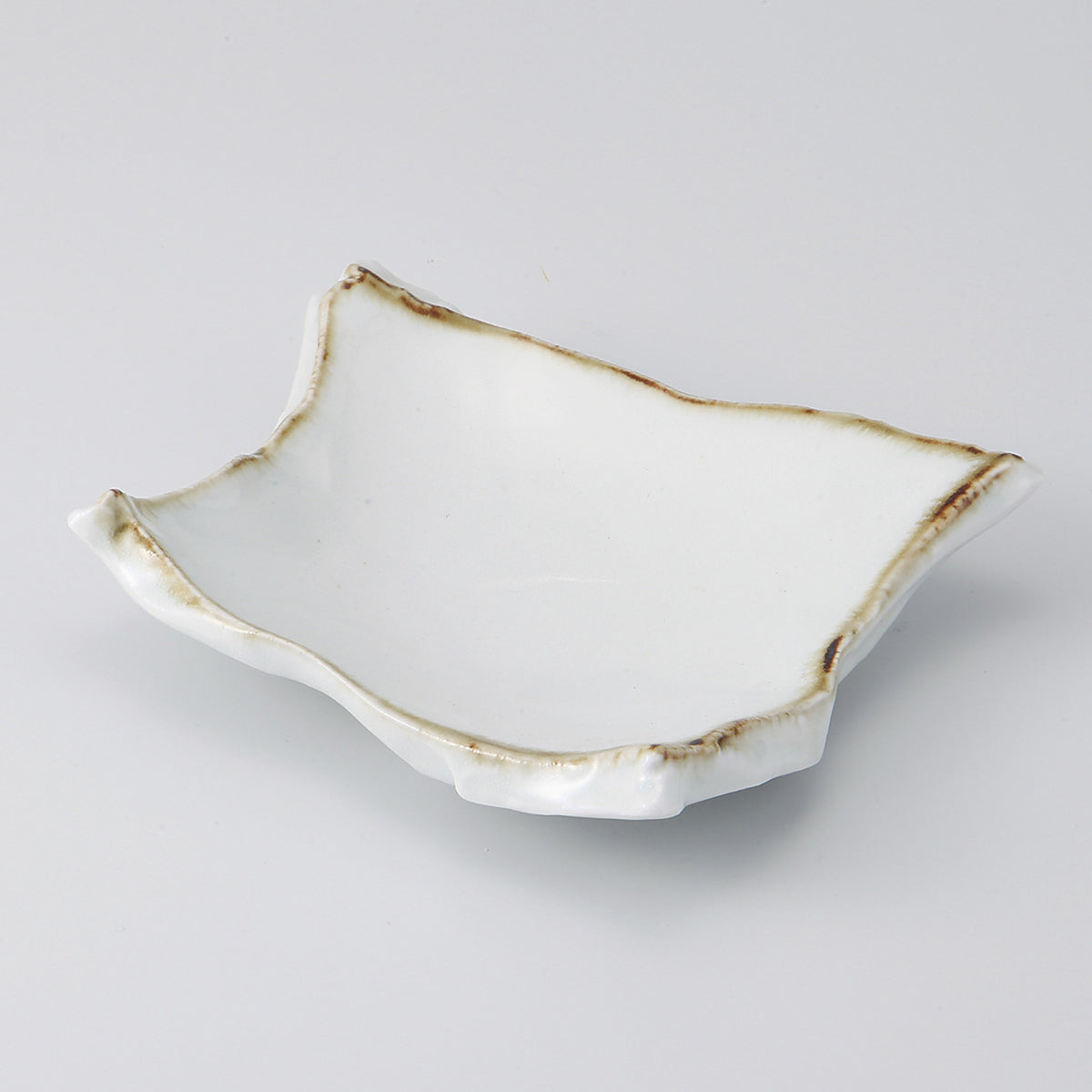 白結晶渕錆流し 切落し変型向付 17.8×16×4.5cm