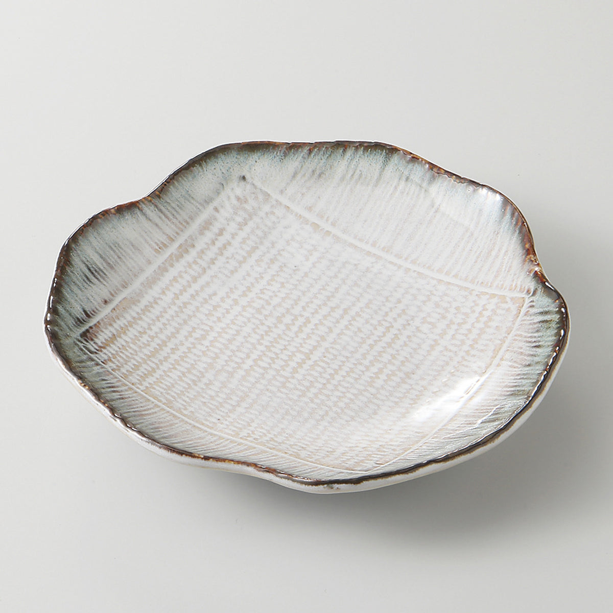 渕黒白均窯 花形取皿 15.8×3cm
